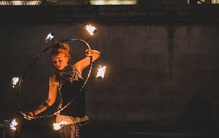 artiste jouant avec un cerceau de feu